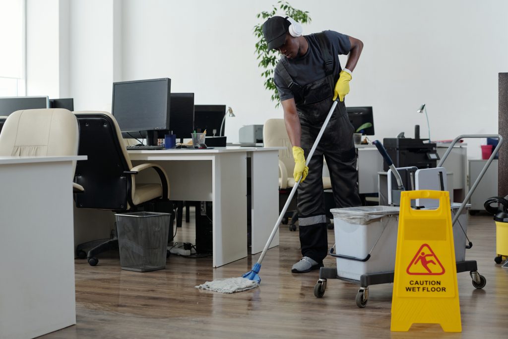Ilustrasi pekerja kebersihan yang merupakan salah satu jenis pekerjaan yang lazim dilakukan outsourcing. Jasa outsourcing dikenakan PPh Pasal 23. 