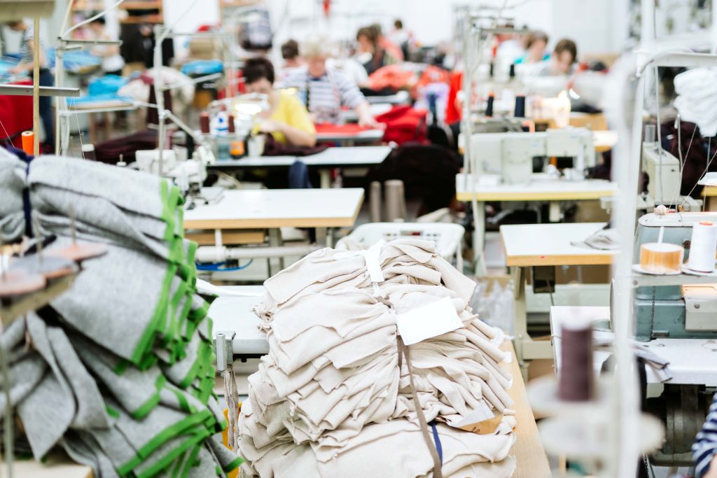 industri pakaian yang merupakan salah satu industri yang kerap menggunakan jasa maklon